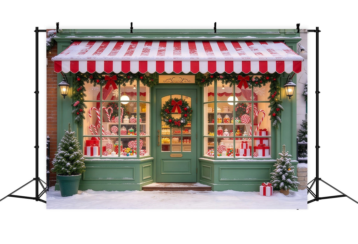 Weihnachtlicher Zuckerstangen Hintergrund Verschneite Grüne Süßwarenladen Fassade GQ610-50
