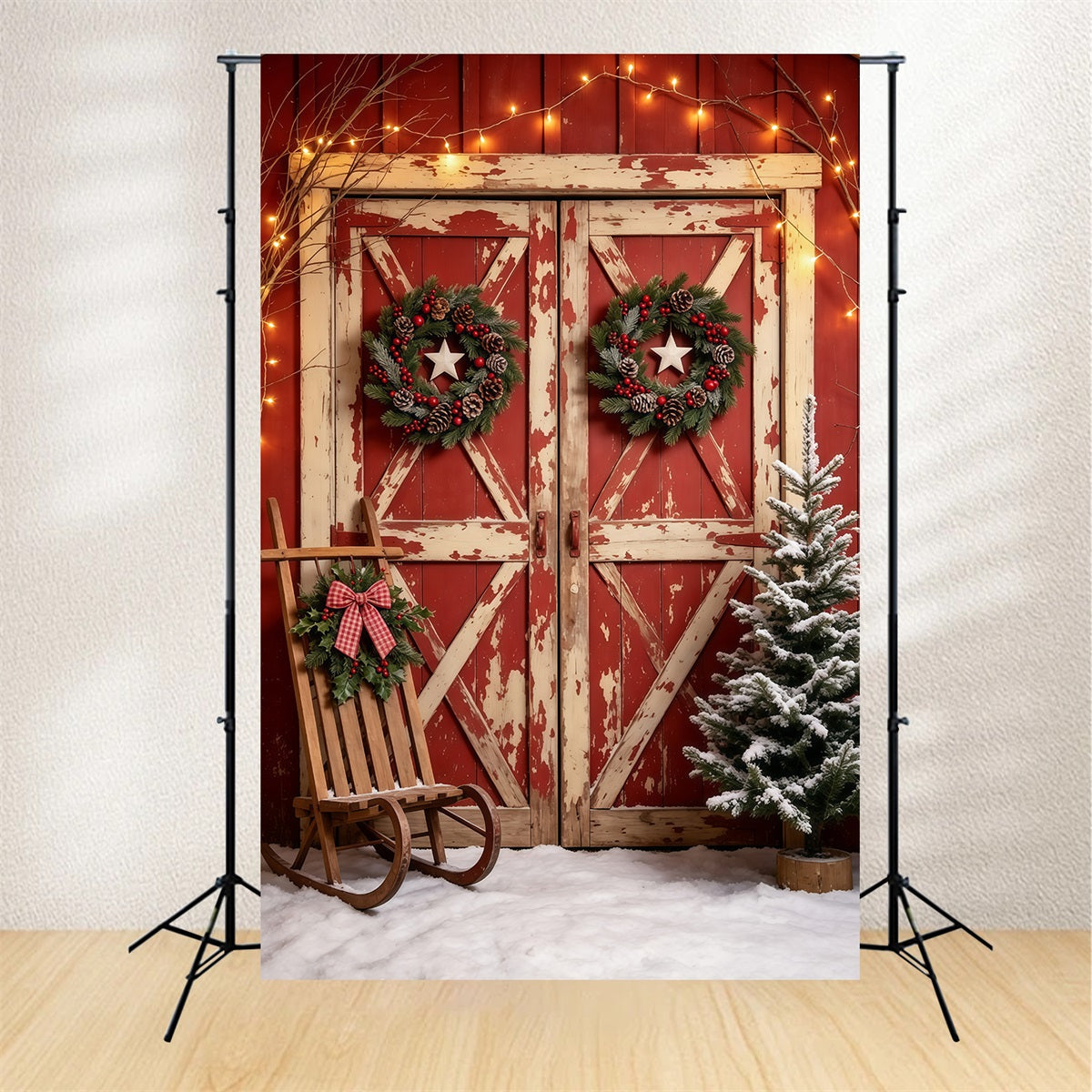 Weihnachtstür-Hintergrund Schneebedeckte, Rustikale Rote Scheune Weihnachts-Fotohintergründe GQ69-22