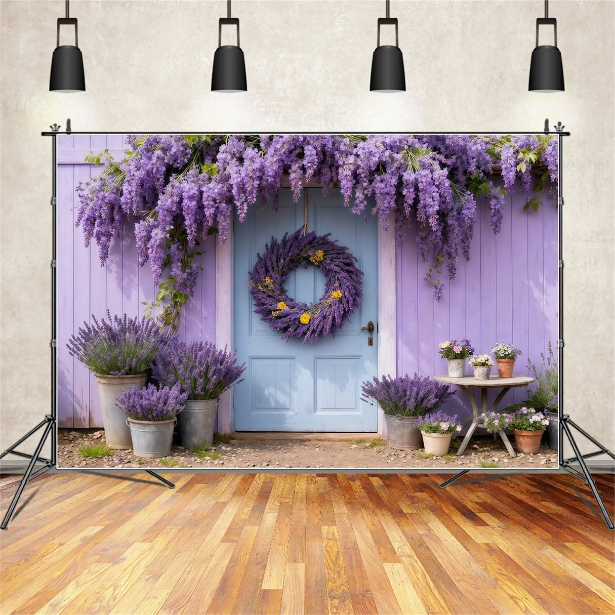 Lavendelstrauß-Hintergrund zum Muttertag: Lila Blumenkranz vor blauer Tür – Fotohintergrund zum Muttertag LXX63-45