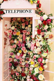 Romantische rosa Telefonzelle gefüllt mit Blumen Hintergrund M1-13