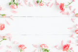 Valentinstag Rosa Rosen Verstreute Blütenblätter Weißer Boden Romantische Kulisse M12-10