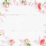 Valentinstag Rosa Rosen Verstreute Blütenblätter Weißer Boden Romantische Kulisse M12-10