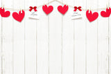 Valentinstag Weiße Schieferwand Rotes Herz Post-It Notes Schleife Hintergrund M12-16