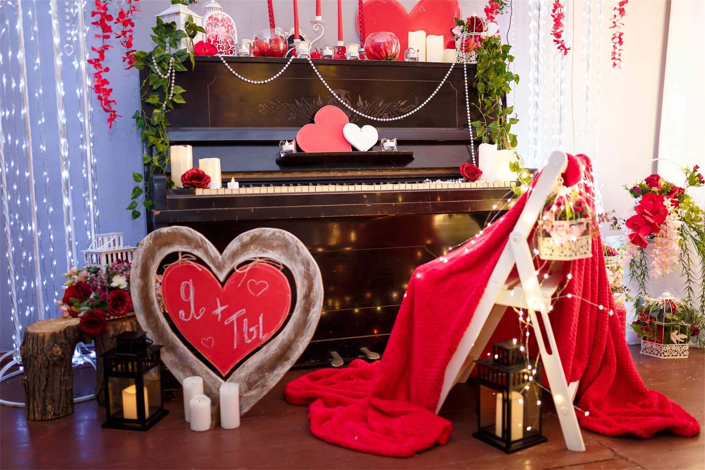 Valentine Red Heart Romantic Piano Dekorationen mit Blumen Hintergrund M12-18