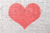 Valentinstag Helles rotes Riesenherz Weiße Backsteinmauer Hintergrund M12-23