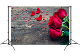 Valentinstag Holzmaserung Rosen verstreut mit kleinen Liebesherzen Hintergrund M12-26
