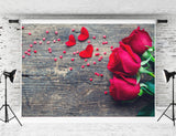 Valentinstag Holzmaserung Rosen verstreut mit kleinen Liebesherzen Hintergrund M12-26