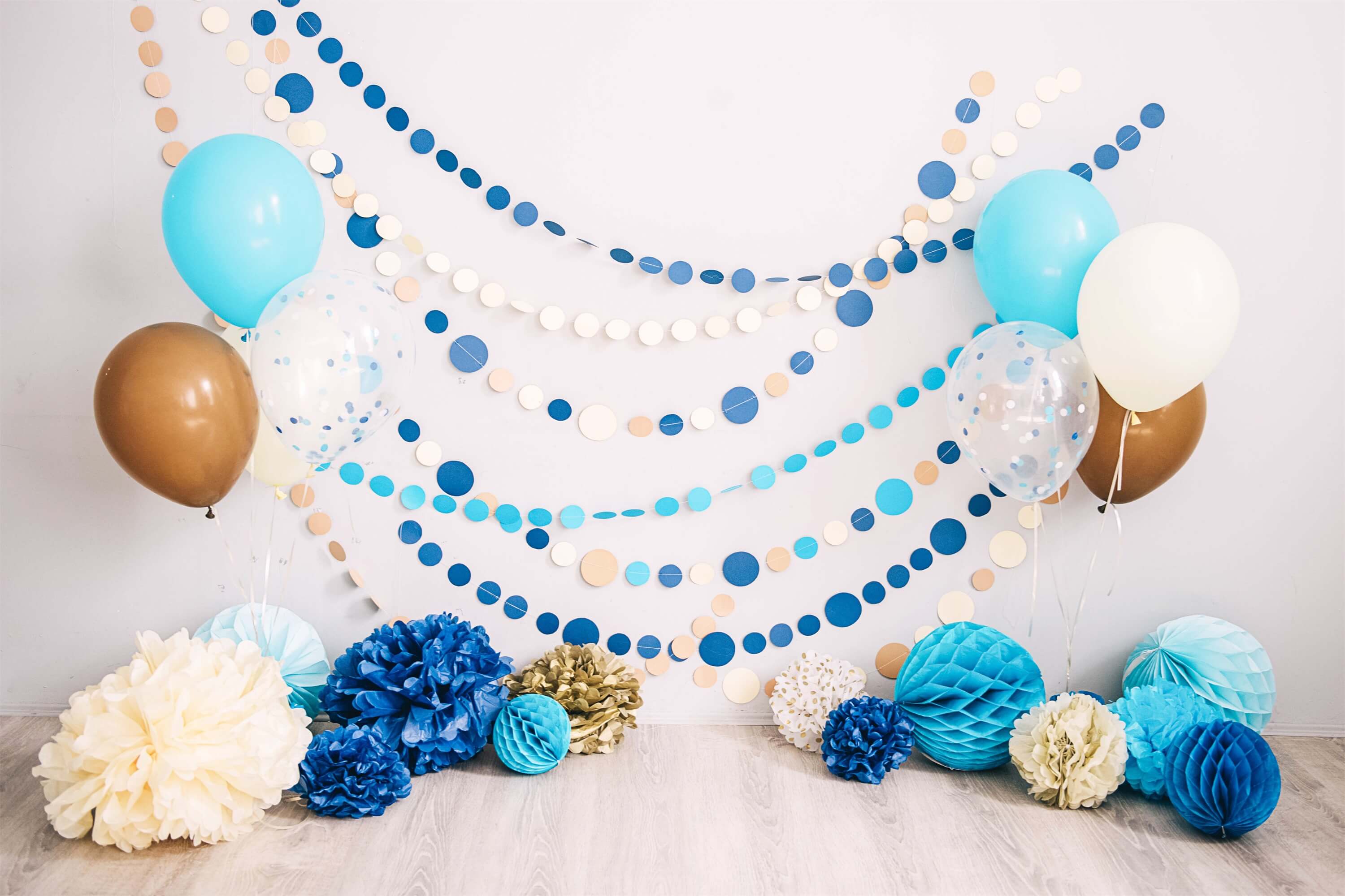 Geburtstagsparty Beige Wand Holzboden Bunte Punkte Ballon Papier Blume Hintergrund M2-29