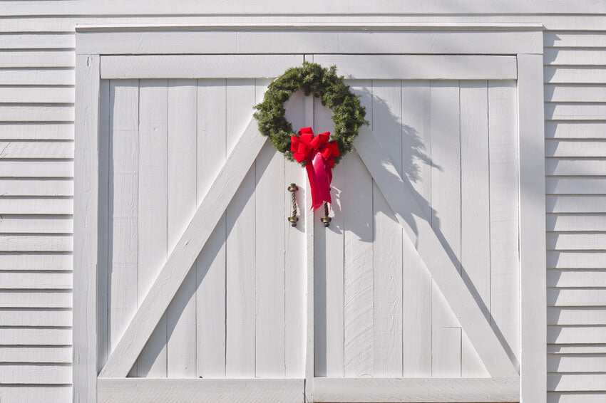 Weihnachtskranz auf Hölzernem Scheunentor Hintergrund M6-152