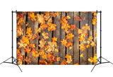 Ahornblätter auf Holzboden Herbsthintergrund M6-98