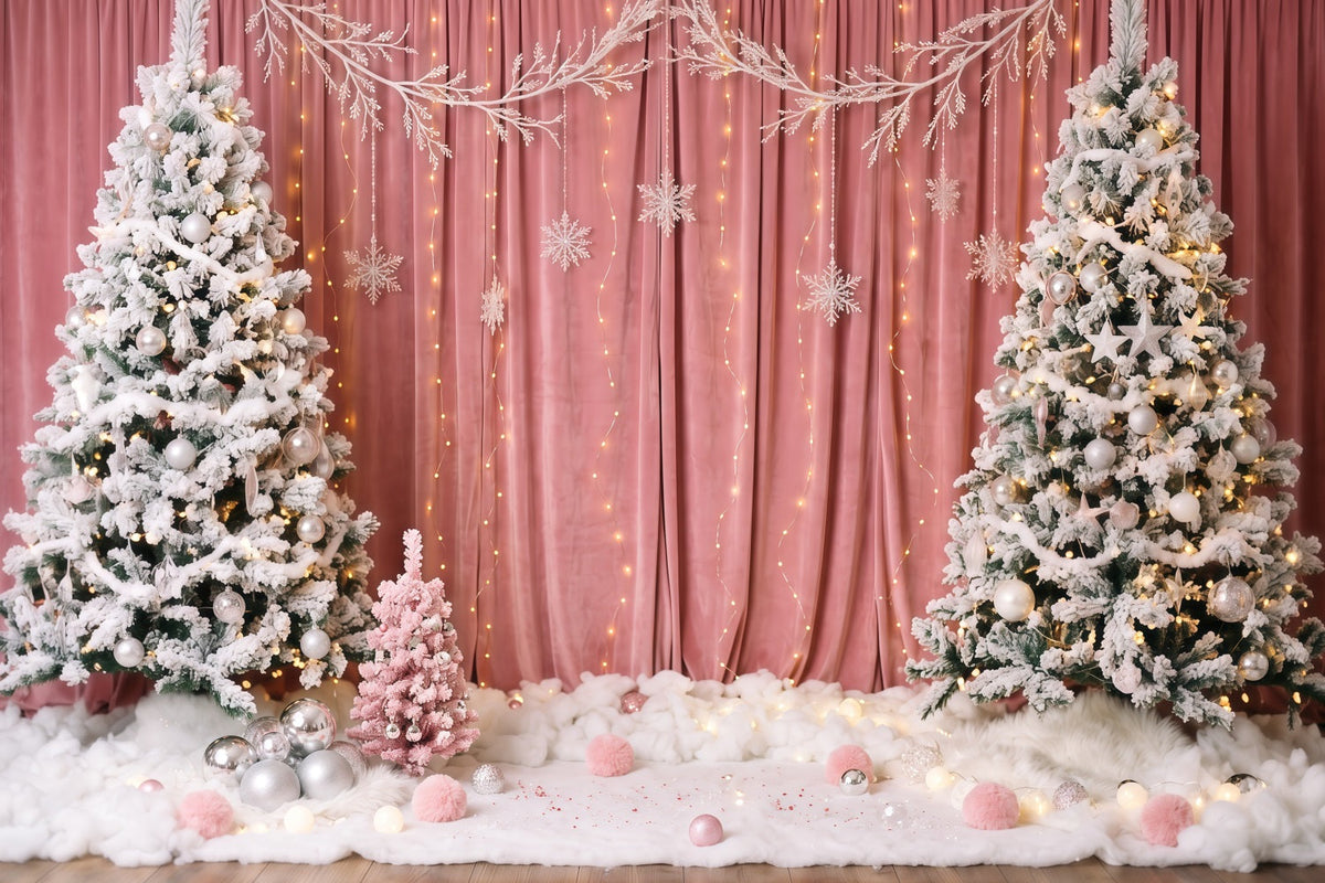 Winterlicher Weihnachtshintergrund Rosa Vorhang Verschneiter Weihnachtsbaum RR610-147