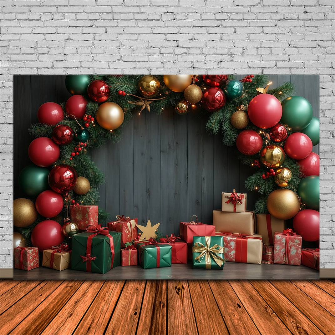Weihnachtswand-Hintergrund Festlicher Geschenkbogen Aus Christbaumkugeln Weihnachtshintergrund Aus Musselin RR68-94