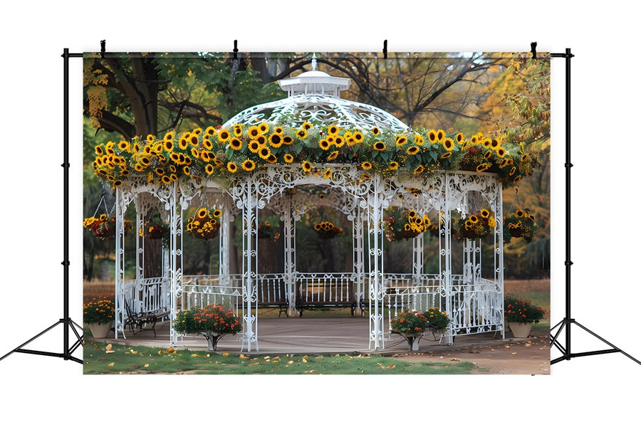 Sonnenblumengeschmückte Gartenlaube im herbstlichen Park RR7-294