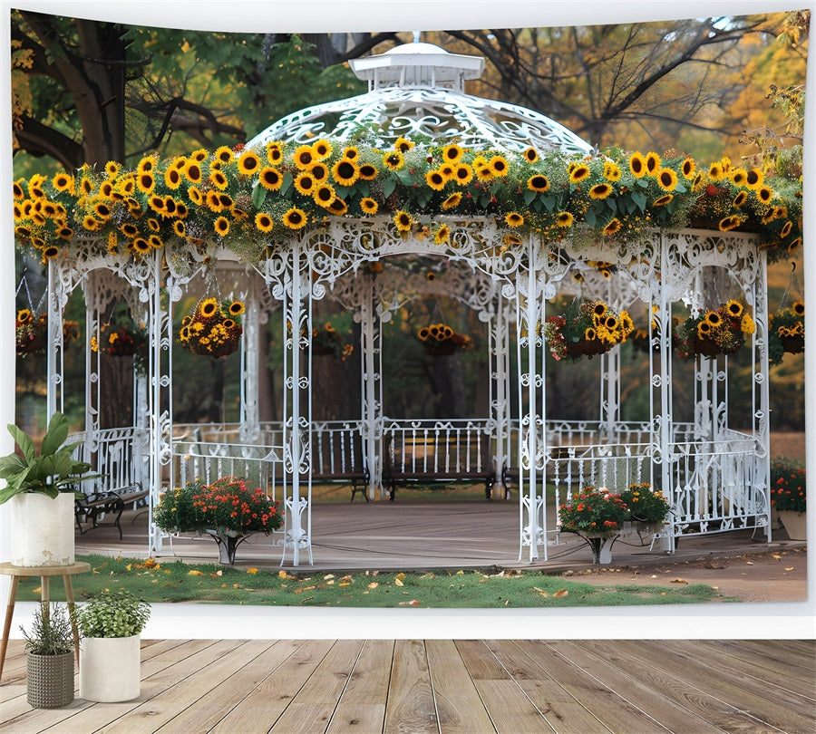 Sonnenblumengeschmückte Gartenlaube im herbstlichen Park RR7-294