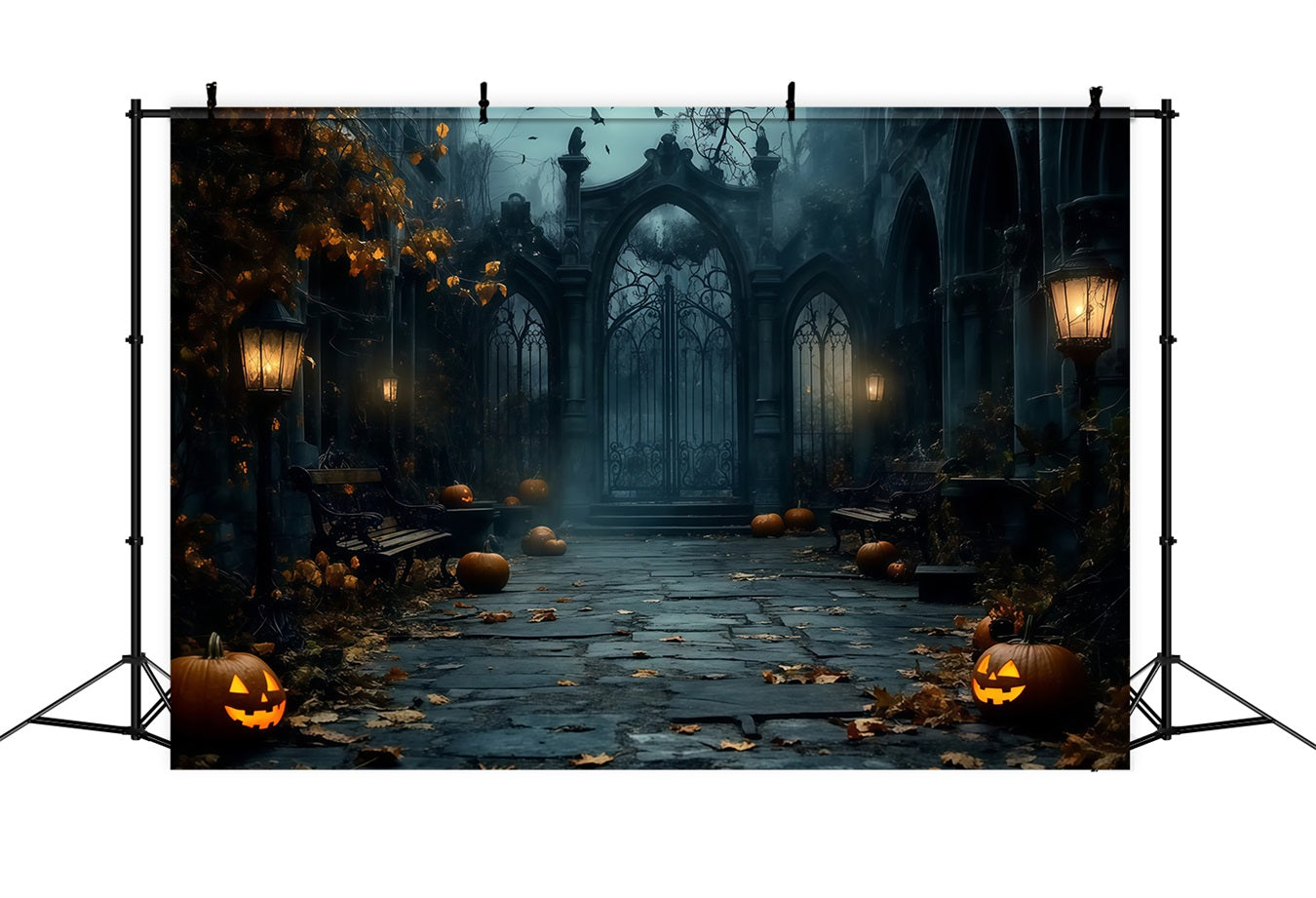 Nebliges gotisches Halloweentor mit verstreuten Kürbissen Halloween-FotoFotohintergrund TWW58-15