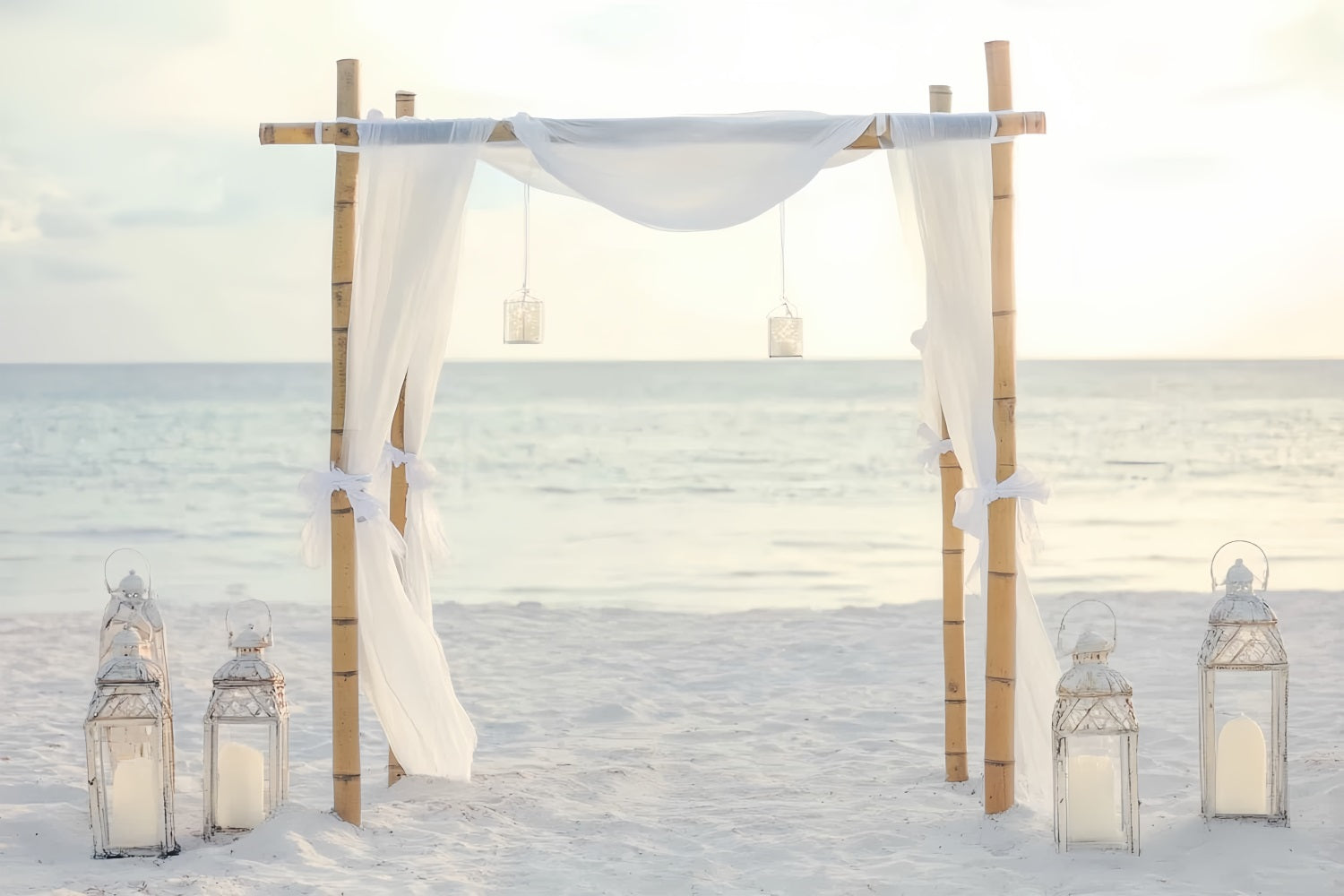 Hochzeits-Strandkulisse Minimalistischer Bambus Weiße Vorhänge Hochzeitskulissen-Design TWW59-49