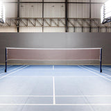 Leerer Badminton Platz mit Scheinwerfer J02454-E