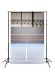 Leerer Badminton Platz mit Scheinwerfer J02454-E